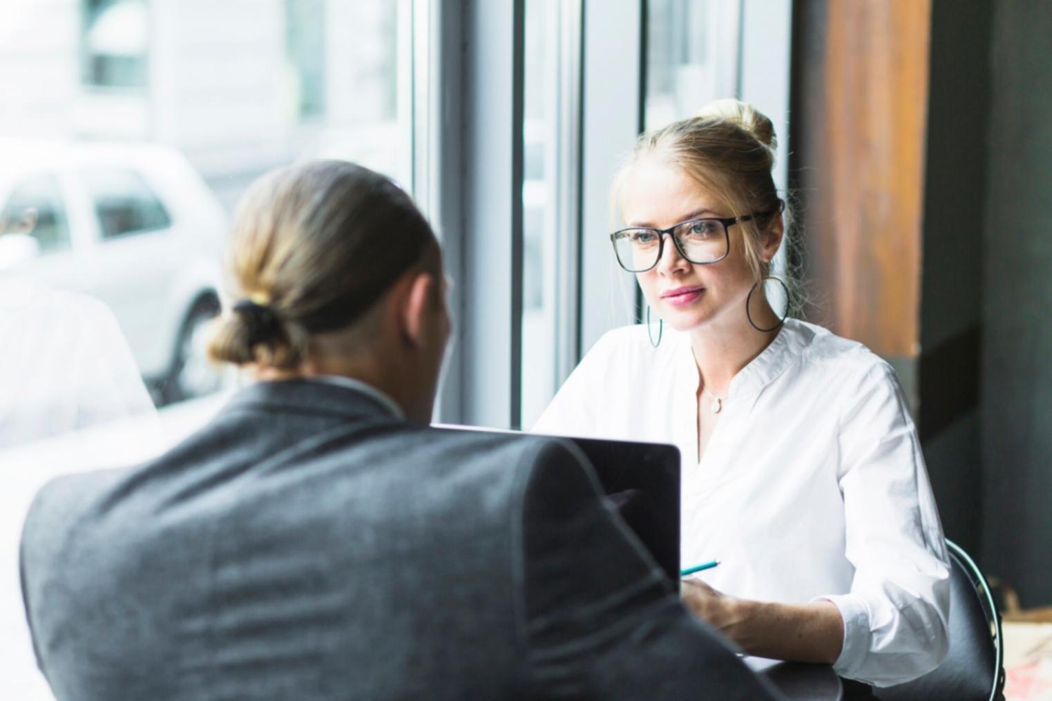 Équipe d'analystes financiers travaillant sur des modèles d'investissement